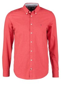 Rotes Button-up-Hemd mit langen Ärmeln, einem spitzen Kragen und einem kleinen Logo in der Nähe der Brust. Glatter, strukturierter Stoff mit passgenauer Passform.