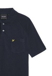 Marineblå polo t-shirt lavet af bomuld, med krave, tre knapper og en venstre brystlomme med et gult broderet logo.