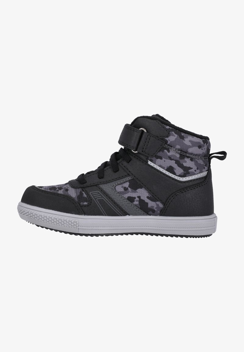 Zapatillas altas con un patrón de camuflaje en negro y gris, parte superior sintética, correa de Velcro y suela de goma con agarre texturizado.