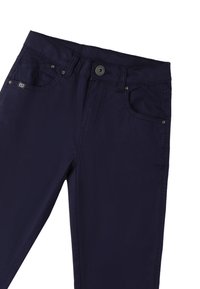 Pantaloni in cotone blu navy con chiusura a bottone, design a cinque tasche, passanti per cintura e dettagli di cucitura sottili. Texture liscia e leggera.