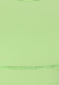 Ljust grön figurnära topp i mjukt material, med rundad halsringning och subtil horisontell söm över midjan.