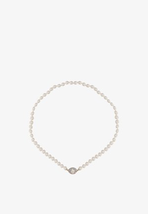 Collana di perle composta da perle bianche tonde con una superficie liscia, collegate da un elemento centrale in oro con una superficie riflettente.