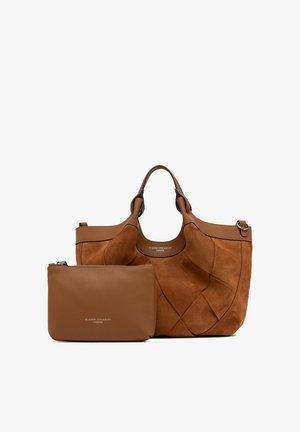 Borsa in camoscio e pelle marrone con manici arrotondati, accompagnata da un piccolo portamonete marrone in pelle con zip abbinato.