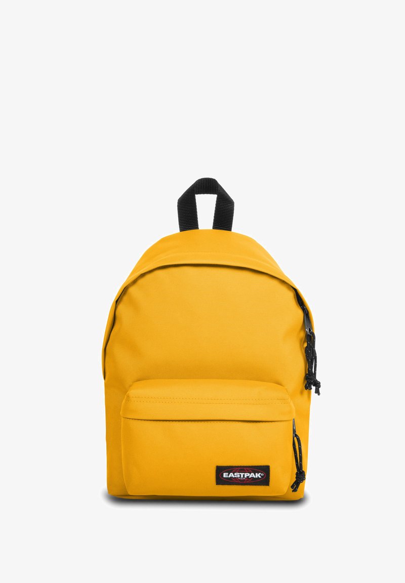 Mochila Eastpak amarilla hecha de un tejido duradero, con cremallera negra, bolsillo frontal y un asa en la parte superior. Forma redondeada clásica.
