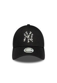 Μαύρο καπέλο μπέιζμπολ με καμπυλωτό γείσο. Διαθέτει το χαρακτηριστικό λευκό λογότυπο NY σε υφασματοποιημένο μοτίβο. Περιλαμβάνει ασημένια ετικέτα στο μπροστινό μέρος.