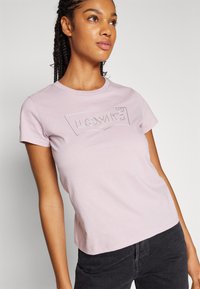 Levi's® THE PERFECT TEE - T-shirt imprimé - shimmer bw keepsake lilac