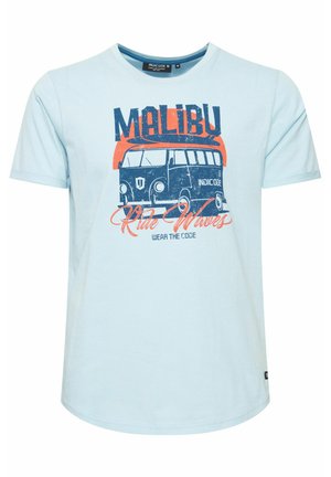 Light blue T-shirt with round neckline, featuring a vintage graphic of a bus and the text "Malibu Ride Waves" in dark blue and orange.