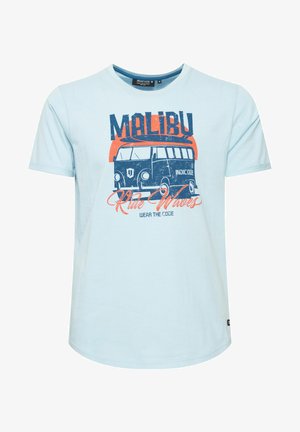 Γαλάζιο T-shirt με στρογγυλή λαιμόκοψη, που διαθέτει ένα vintage γραφικό με ένα λεωφορείο και το κείμενο "Malibu Ride Waves" σε σκούρο μπλε και πορτοκαλί.