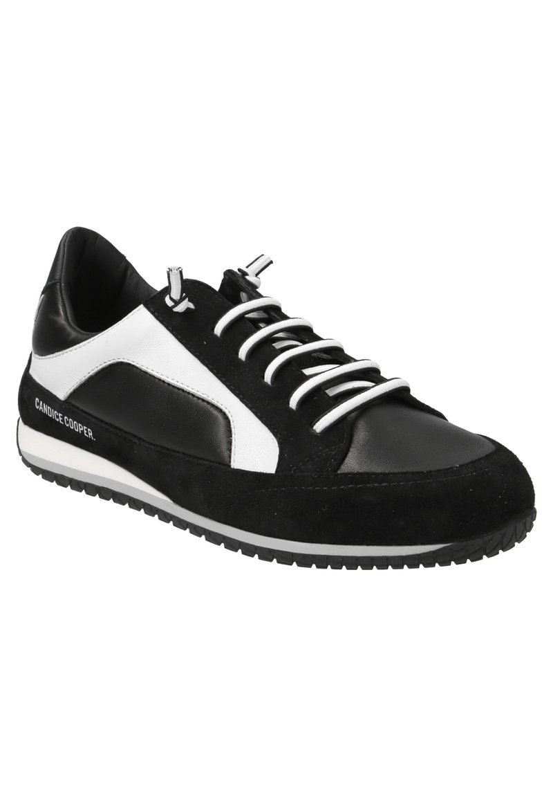 Svart och vit sneaker med en blandning av läder och mocka, med en texturerad svart sula, vita snören och en logotyp på sidan.