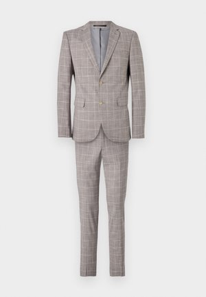 Traje de cuadros gris que presenta un blazer de un solo botón con solapa en pico, dos botones y pantalones a juego con un corte slim.