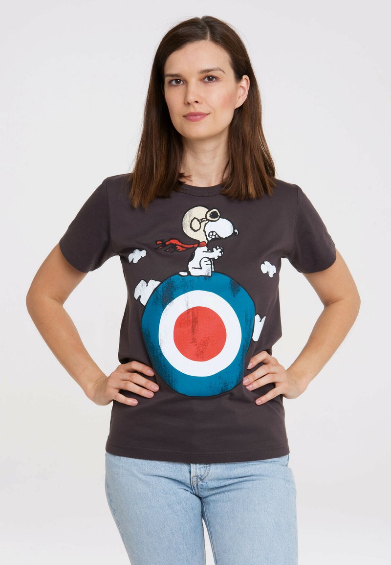Gray t-shirt featuring a graphic of Snoopy with goggles and a red scarf on a blue target symbol. Cotton fabric, crew neck design.