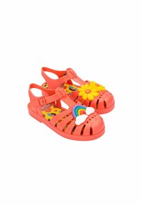 Sandalias de plástico de color coral con diseño calado, que presentan una flor amarilla y decoraciones de arcoíris en la parte frontal, y una plantilla vibrante con patrones.