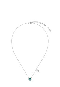 Srebrny naszyjnik z łańcuszka z okrągłym zawieszką z turkusowego kamienia oraz małym zawieszką z logo, z regulowanym łańcuszkiem do dopasowania.