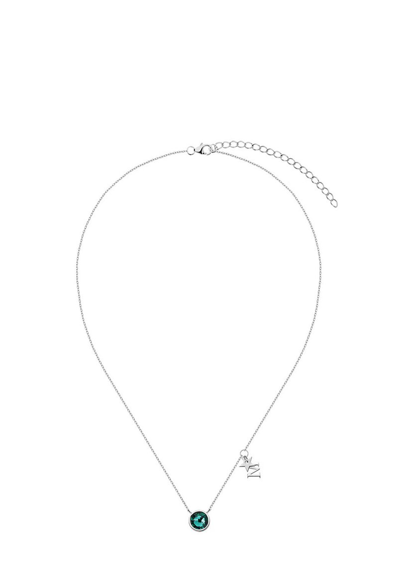 Srebrny naszyjnik z łańcuszka z okrągłym zawieszką z turkusowego kamienia oraz małym zawieszką z logo, z regulowanym łańcuszkiem do dopasowania.