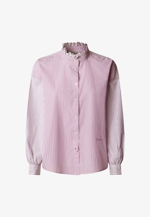 Chemise à manches longues à rayures roses et blanches avec un col à volants, une patte de boutonnage à l'avant et des manches bouffantes. Fabriquée en tissu léger.