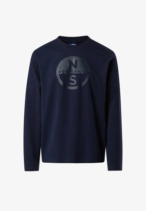 Maglietta a maniche lunghe blu navy in cotone con grande grafica circolare sul davanti con le scritte "NORTH SAILS" e "NS" in colori contrastanti.