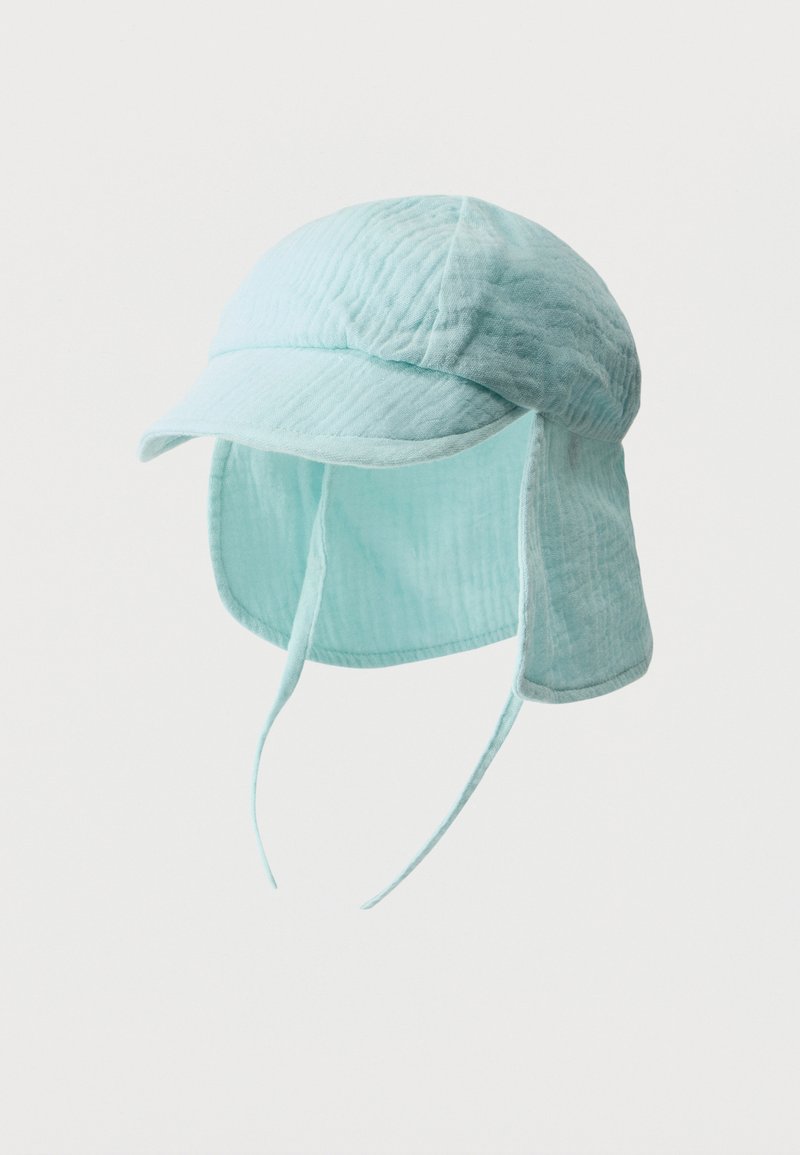 Φωτεινό γαλάζιο βαμβακερό καπέλο μωρού με επισκευασμένη ραφή, με σκιάστρο, πέτα λαιμού και λουριά στήριξης στο πηγούνι, σε λευκό φόντο.