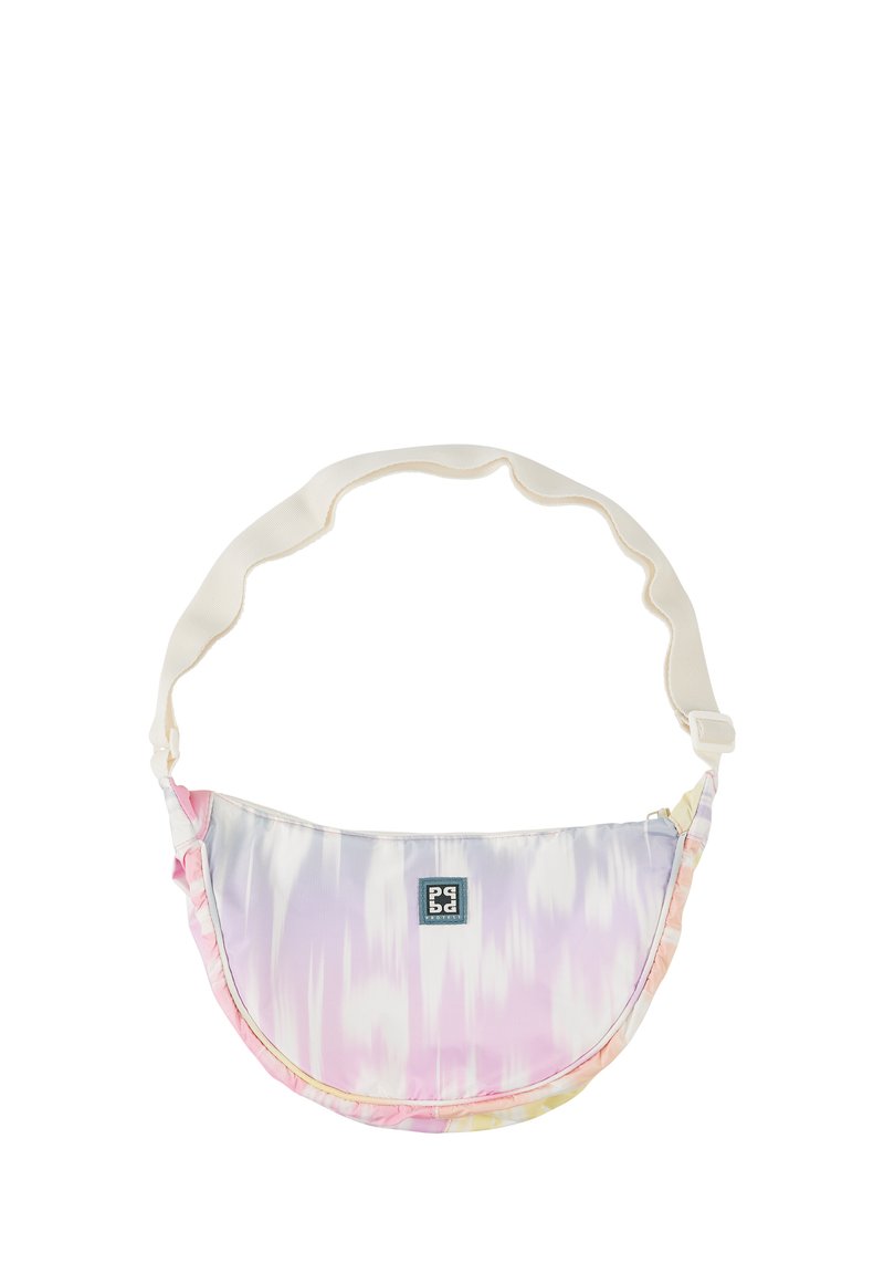 Pastel tie-dye schoudertas met een gebogen vorm, gemaakt van zachte stof, met een crèmekleurige band en een klein logo aan de voorkant.