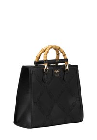 Schwarze Handtasche aus strukturiertem Material mit klar definierter Form, ausgestattet mit Bambusgriffen, goldenen Akzenten und einem geprägt gestalteten Logo.