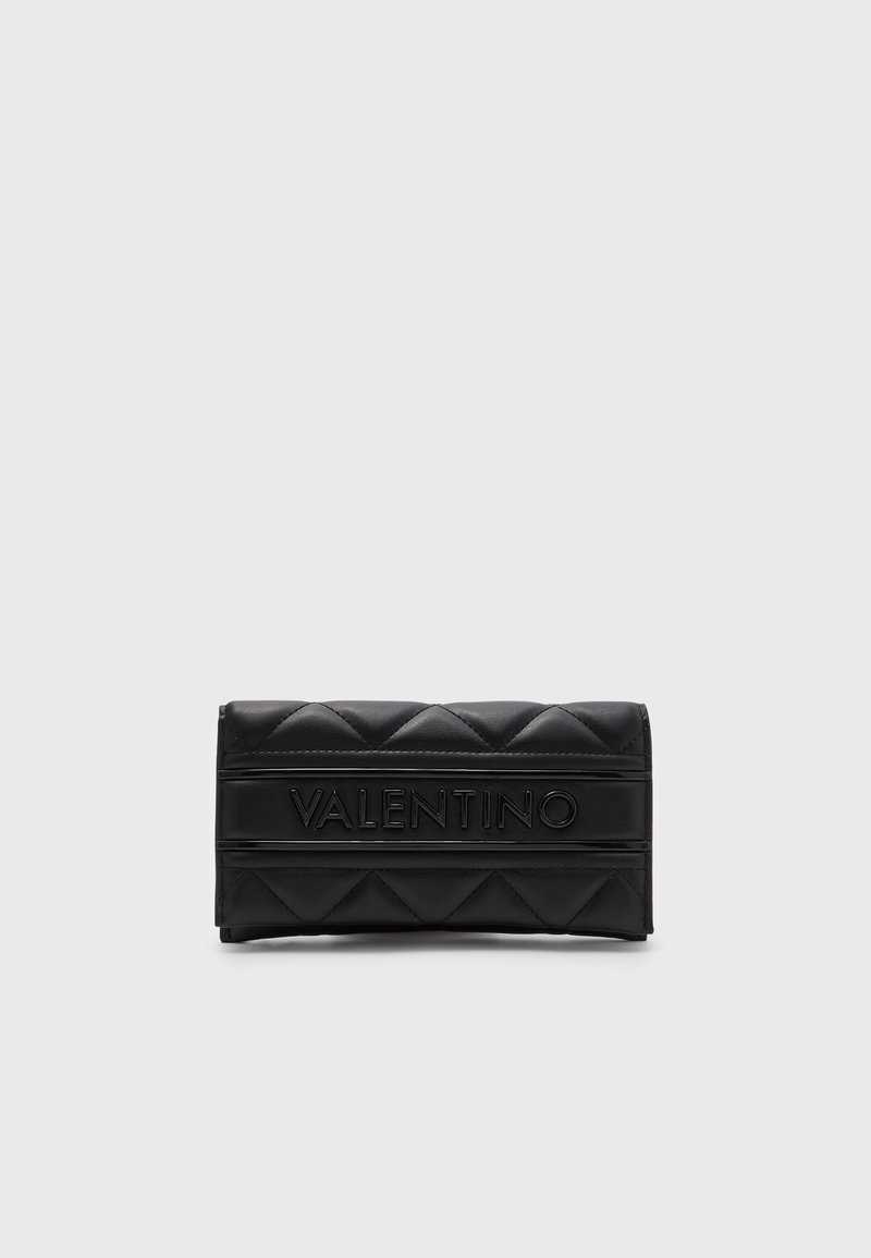 Portofel din piele neagră matlasată cu logo-ul embosat "VALENTINO", având o formă rectangulară și o textură netedă.