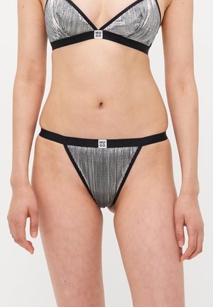 Metallisch zilveren bikinibovenstuk met geplooide textuur en zwarte afwerking, met een merklabel in het midden. Gepaard met bijpassende zilveren stringonderbroek.