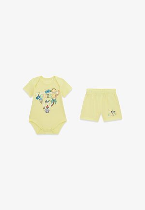 Žlté detské body a zodpovedajúce krátke nohavice s letnými motívmi vrátane slnka, zmrzliny, palmy a slova "GUESS".