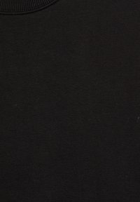 Černá pletenina s žebrovaným kulatým výstřihem, s měkkou texturou a bez viditelných vzorů nebo akcentů.