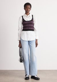 Musthave mustriba mustriba "TOMMY JEANS" mustriba mustriba mustriba tikkide mustriba valge mustriba lihtne shirt, pehme mustriba kiirus mustriba helesinine "wide-leg" teksapüksid ja mustad kingad.
