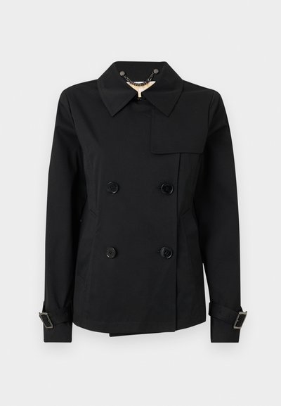 Veste noire à double boutonnage avec un col, comportant deux poches avant, des boutons noirs et des accents de boucle réglables sur les manches.