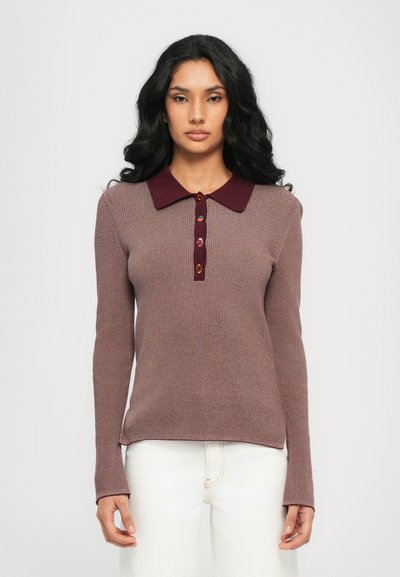 Suéter de manga larga de canalé en color malva, con un cuello burdeos y una tapeta de cinco botones con botones decorativos. Tejido texturizado, diseño ajustado.