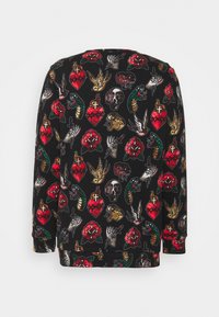 Zwarte sweatshirt met een grafisch patroon van rode harten, rozen, slangen, schedels en vogels in levendige kleuren. Lange mouwen en ronde halslijn.