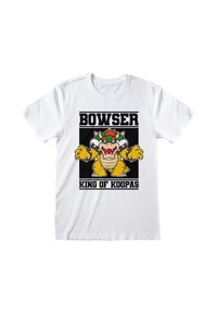 Bílý tričko s grafickým potiskem Bowsera v jasných barvách, s černobílým textem "BOWSER KRÁL KOOPAS".