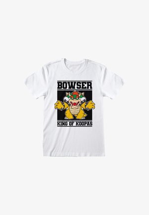 Bílý tričko s grafickým potiskem Bowsera v jasných barvách, s černobílým textem "BOWSER KRÁL KOOPAS".
