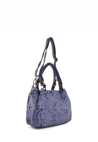 Lila Handtasche aus weichem Leder mit floralen Ausschnitten, doppelten kurzen Griffen, einem verstellbaren Riemen und goldfarbenen Hardware-Details.