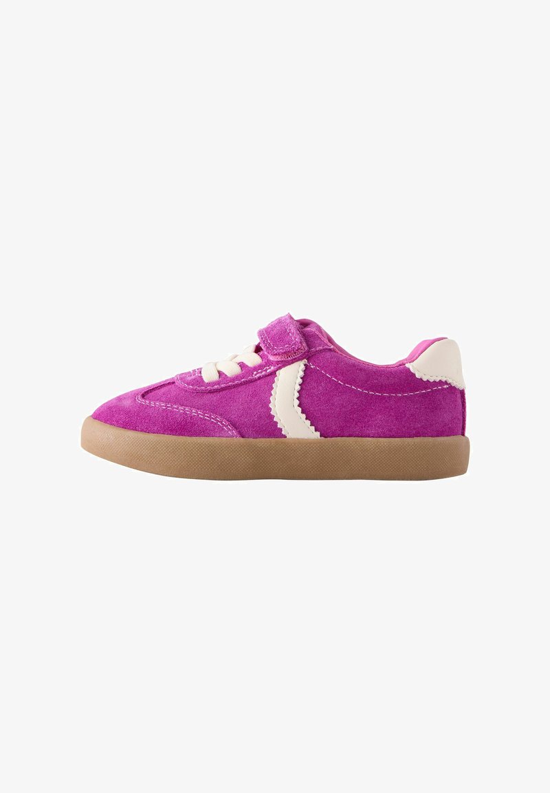 Sneaker da bambino in suede rosa con accenti bianchi, suola beige, lacci e una sola striscia in Velcro su sfondo bianco.