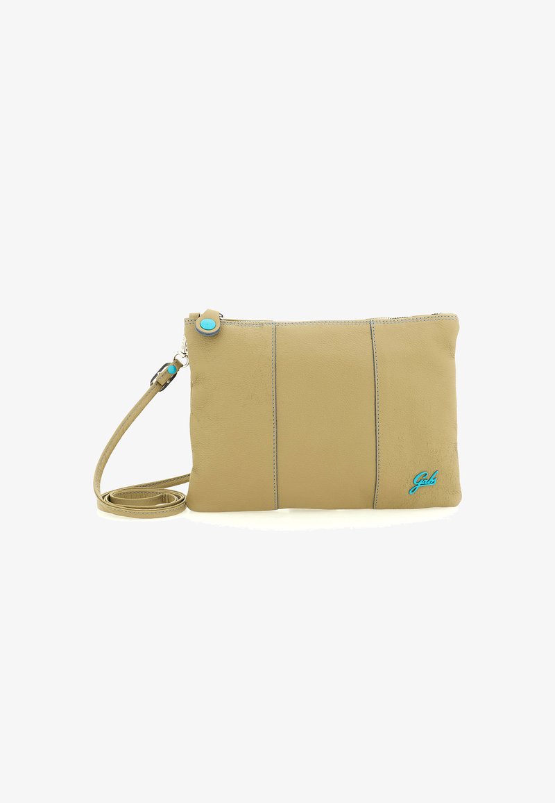 Clutch da polso in pelle beige con bottone e logo turchesi, tracolla removibile e chiusura con zip su sfondo bianco.