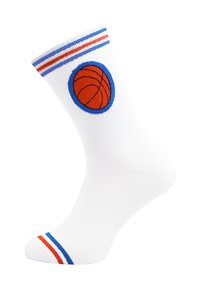 Weißer Sportsocken mit orangefarbenem Basketball-Emblem in einem blauen Kreis, mit roten und blauen Streifen an Bündchen und Zehenbereich.