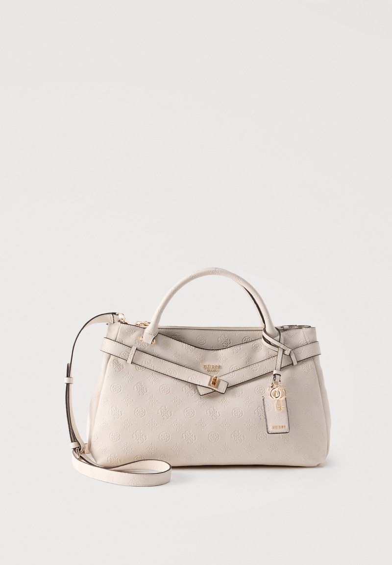 Sac à main beige de créateur avec motif embossé, poignées supérieures, bandoulière ajustable, ferrures dorées et étiquette suspendue avec marque.