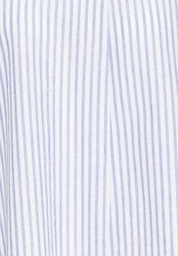 Tessuto a righe blu e bianche con sottili linee verticali, caratterizzato da una trama liscia e un design leggero. Adatto per abbigliamento casual.