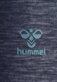 Donkerblauwe textiel met een gladde structuur. Opvallend lichtblauw "hummel" logo met een gestileerd bij-ontwerp in het midden.
