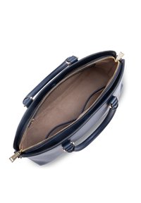 Borsa in pelle blu navy con design strutturato, manici superiori doppi, zip in tonalità oro e un ampio interno foderato in tessuto beige.