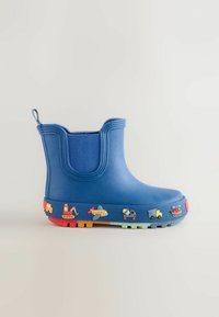 Blauwe rubberen regenlaars met een gestructureerde, ribbelige bovenkant. Kleurrijke 3D-voertuin thema versieringen aan de zijkant en een multi-kleurige zool voor grip.