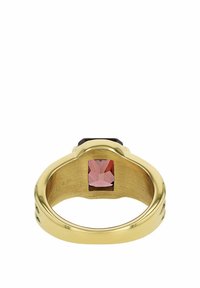 Anillo de metal dorado con un acabado liso, que presenta una piedra preciosa rectangular rosa y un diseño recortado en la banda. Forma elegante y sencilla.