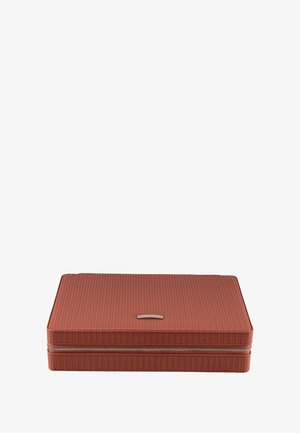 Étui de rangement rectangulaire texturé marron avec fermeture éclair argentée et plaque de logo à l'avant. Matériau lisse et durable.