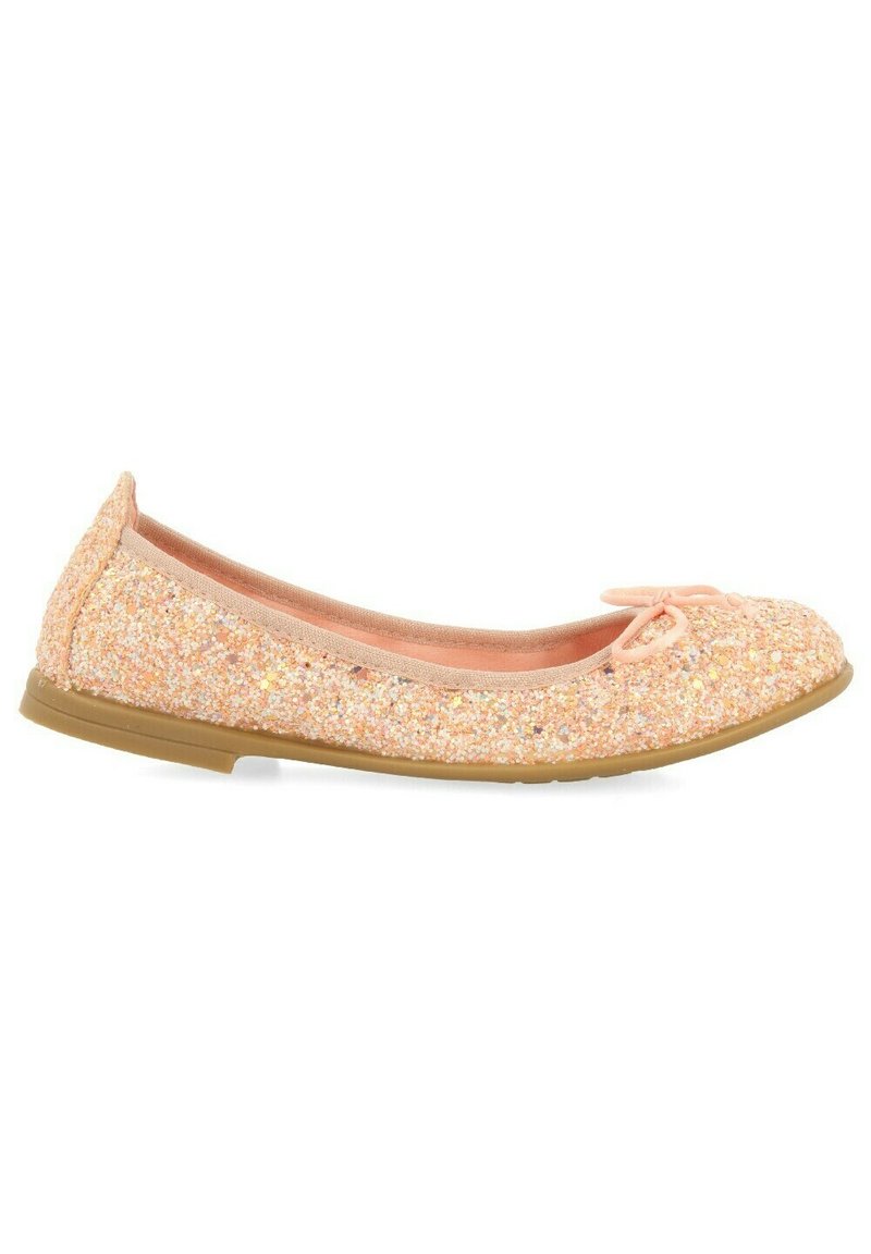 Bailarinas rosas brillantes para niña con detalle de lazo, punta redonda y suela marrón claro, mostradas de perfil lateral sobre fondo blanco.