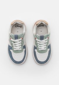 Sneaker bianche con dettagli in suede verde e blu, punta rotonda, lacci bianchi, dettagli perforati e un accento dorato sul tallone.