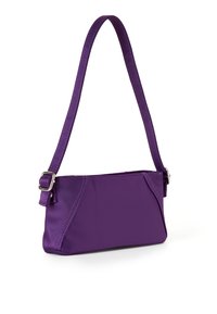 Borsa a tracolla in nylon viola con una sottile tracolla, forma rettangolare e dettagli cuciti. Presenta una fibbia metallica per la lunghezza regolabile.