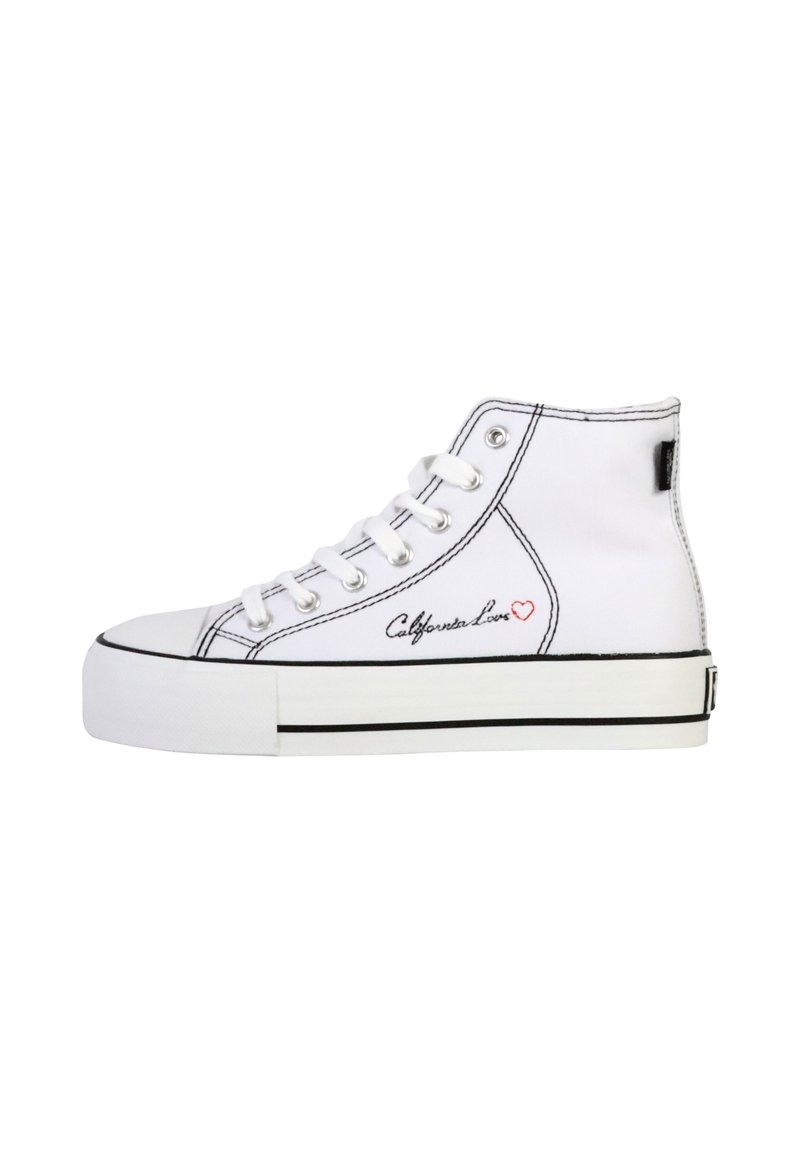 Zapatillas deportivas altas blancas con detalles en negro, de material de lona, punta redonda y suela gruesa. Presentan la frase "California Love" en escritura con un detalle de corazón.