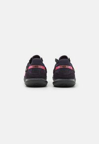 Nike Performance STREETGATO - Sapatilha de treino - cave purple/pink blast/off-noir