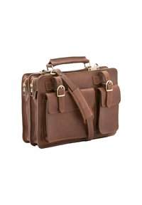 Une mallette en cuir marron avec plusieurs poches avant, boucles dorées, fermetures éclair et une sangle d'épaule rembourrée sur fond blanc.